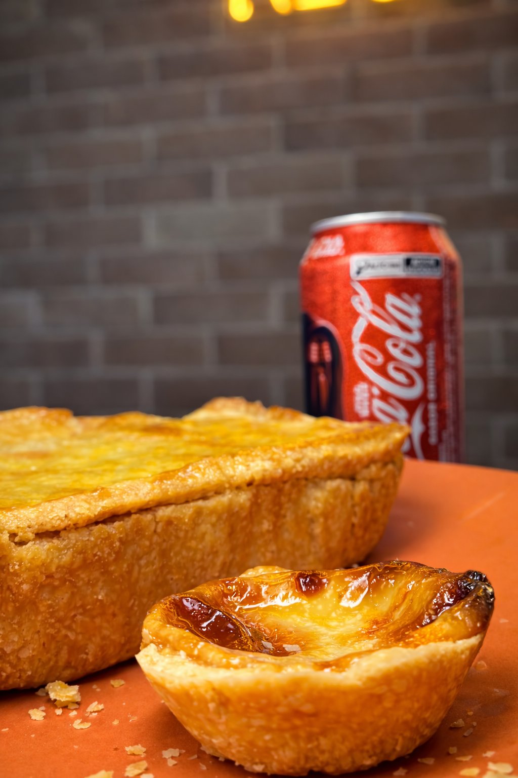Empadão de frango e empada doce de pudim com Coca-Cola, combo da Empada da Casa